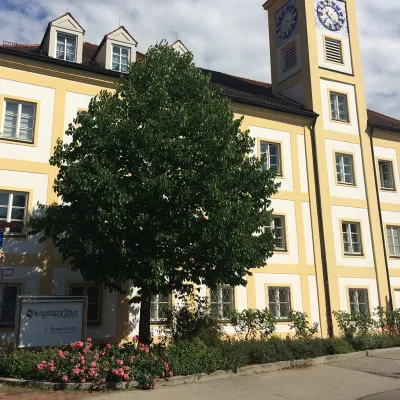 Barockgarten am Schloss Drottningholm in Schweden, umgeben von vierreihigen Kaiser-Linden, die von Lorenz von Ehren gezogen und 2008 geliefert wurden. Heute prägen sie majestätisch die Landschaft.